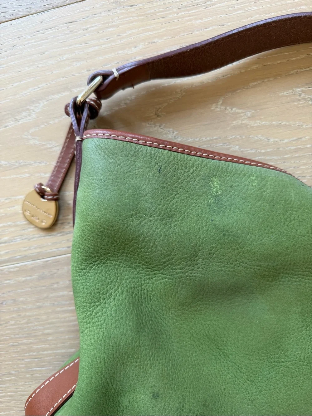 Vintage Dooney & Bourke Green Leather Shoulder Bag w/ Brown Trim and Gold Charm - Picture 7 of 13